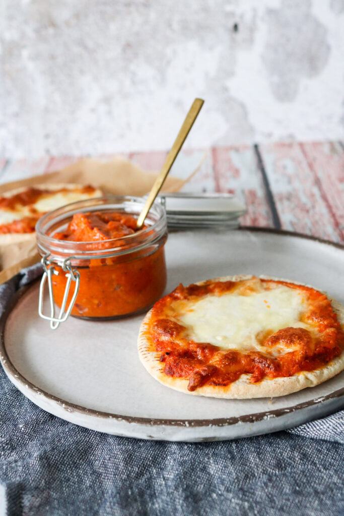 Pitabrød Pizza Med Hjemmelavet Romescosauce Og Ost