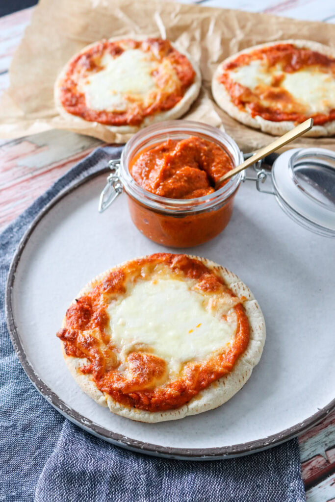 Pitabrød Pizza Med Hjemmelavet Romescosauce Og Ost