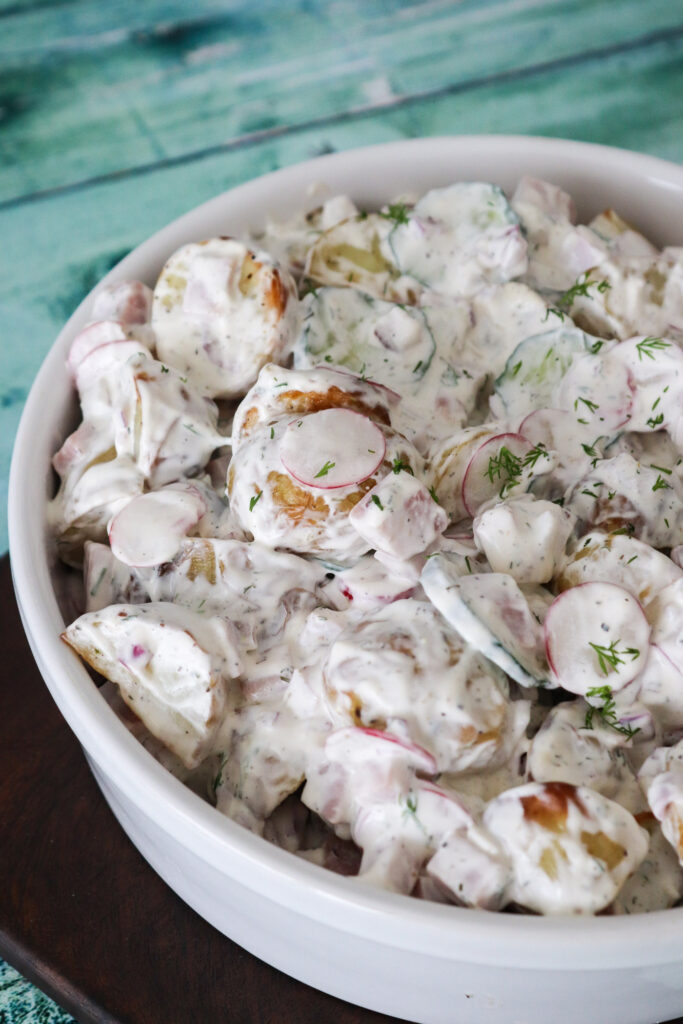 Cremet Kartoffelsalat Med Skinke, Radiser, Agurk Og Dilddressing