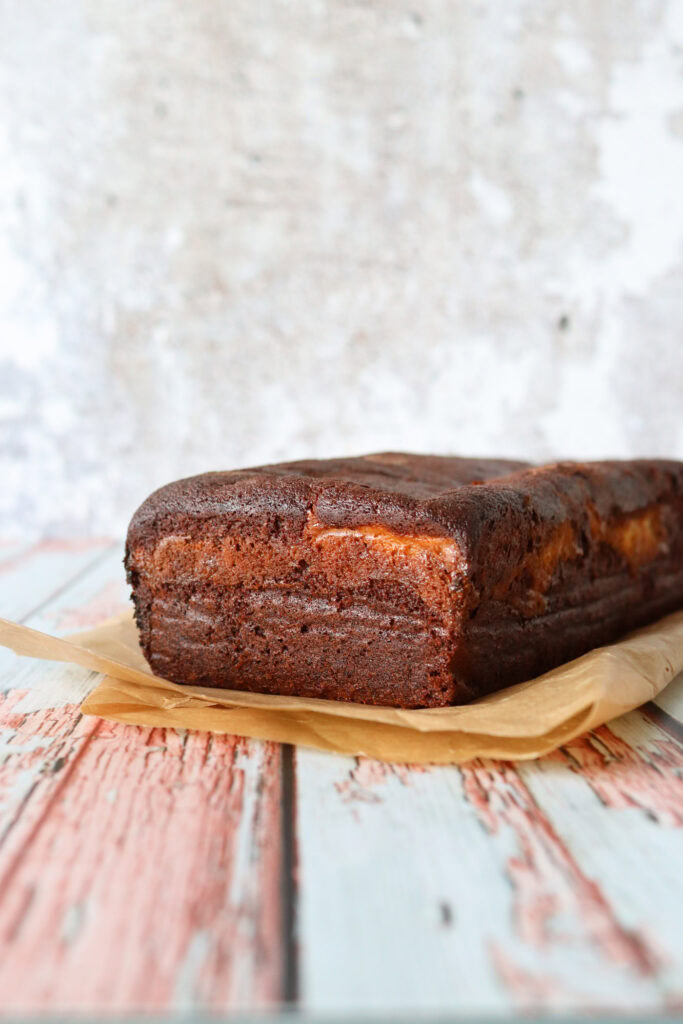 Svampet Chokolade Banankage Med Vanilje Cheesecakefyld