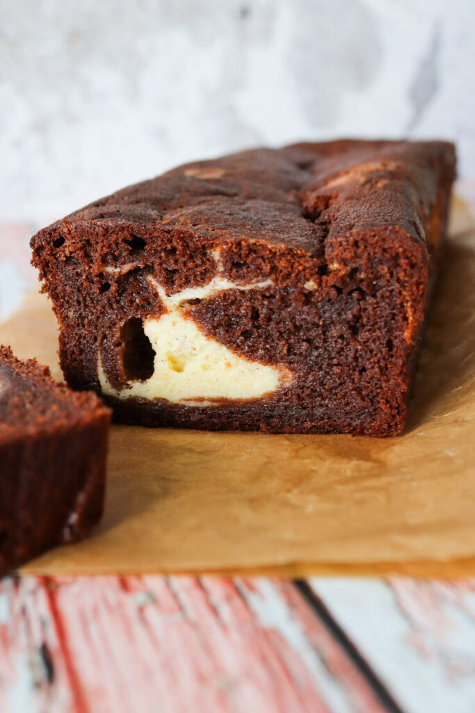 Svampet Chokolade Banankage Med Vanilje Cheesecakefyld