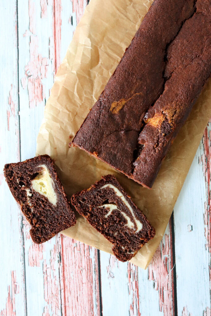 Svampet Chokolade Banankage Med Vanilje Cheesecakefyld