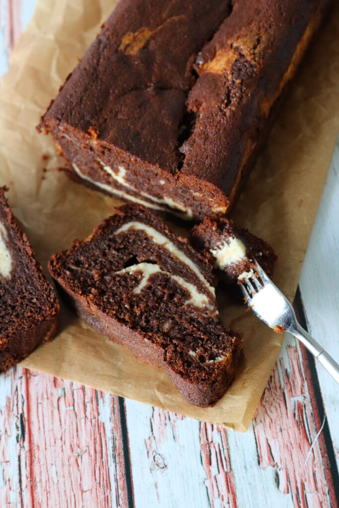 Svampet Chokolade Banankage Med Vanilje Cheesecakefyld