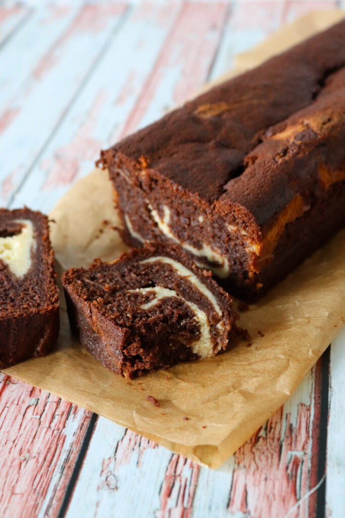 Svampet Chokolade Banankage Med Vanilje Cheesecakefyld