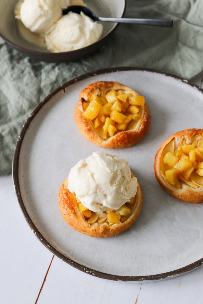 Sprød Æbletærte Med Æbler, Butterdej Og Vaniljeis - MasterChef Ret