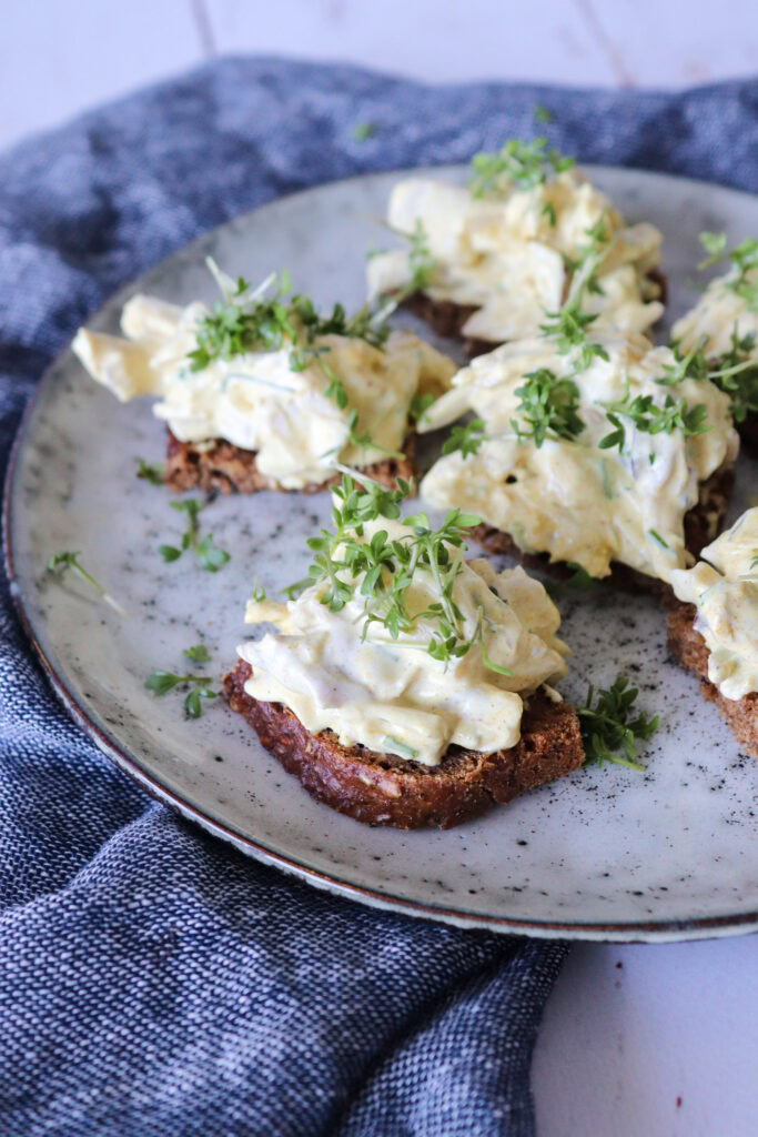 Lækker Kyllingesalat Med Bacon, Karry og Asparges