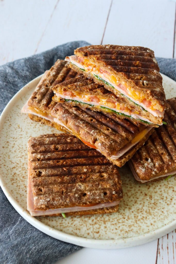 Rugbrødspanini Med Skinke, Ost Og Andet Godt