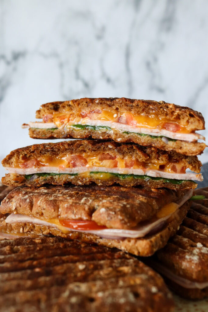 Rugbrødspanini Med Skinke, Ost Og Andet Godt