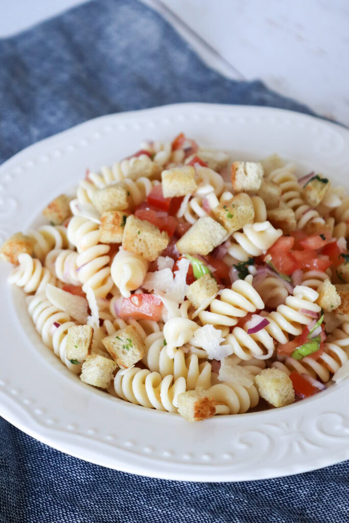 Bruschetta Inspireret Pastasalat Med Frisk Tomatsalsa