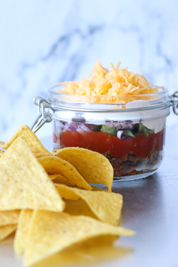 Taco Dip - En Dip Med Krydret Oksekød, Salat, Ost og Creme Fraiche