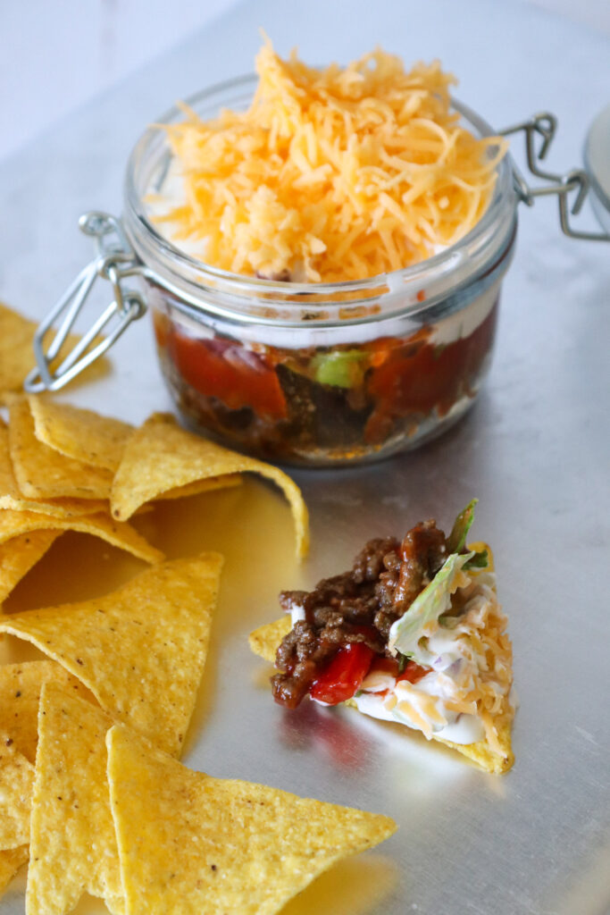 Taco Dip - En Dip Med Krydret Oksekød, Salat, Ost og Creme Fraiche
