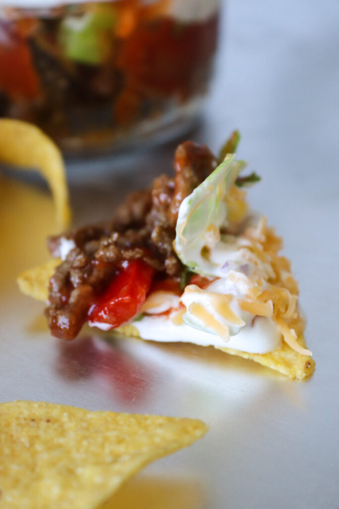 Taco Dip - En Dip Med Krydret Oksekød, Salat, Ost og Creme Fraiche