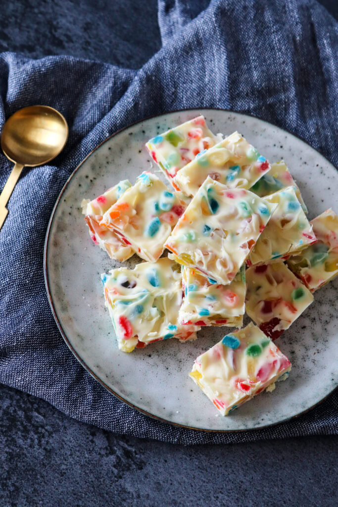 Nemme Farverige Chokoladebrud Med Slik Og Hvid Chokolade