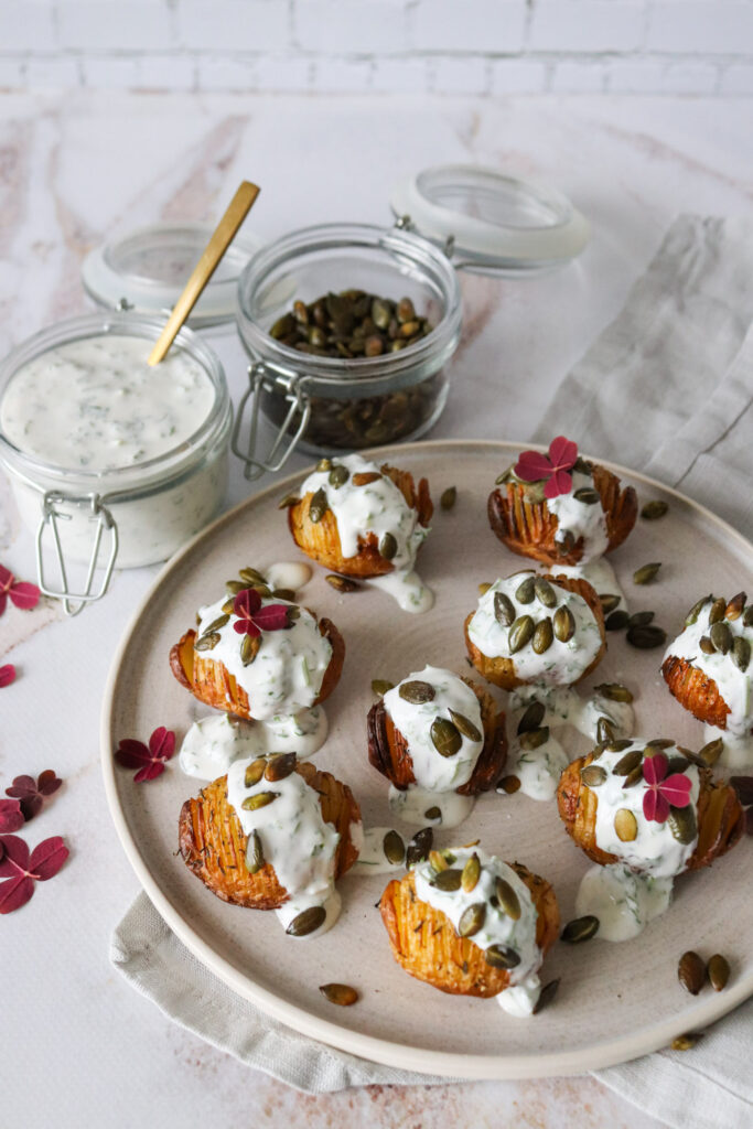 Hasselback Kartofler Med Yoghurtdressing Og Græskarkerner