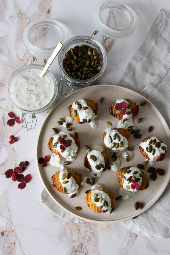 Hasselback Kartofler Med Yoghurtdressing Og Græskarkerner