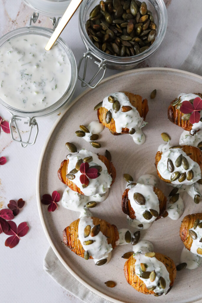 Hasselback Kartofler Med Yoghurtdressing Og Græskarkerner