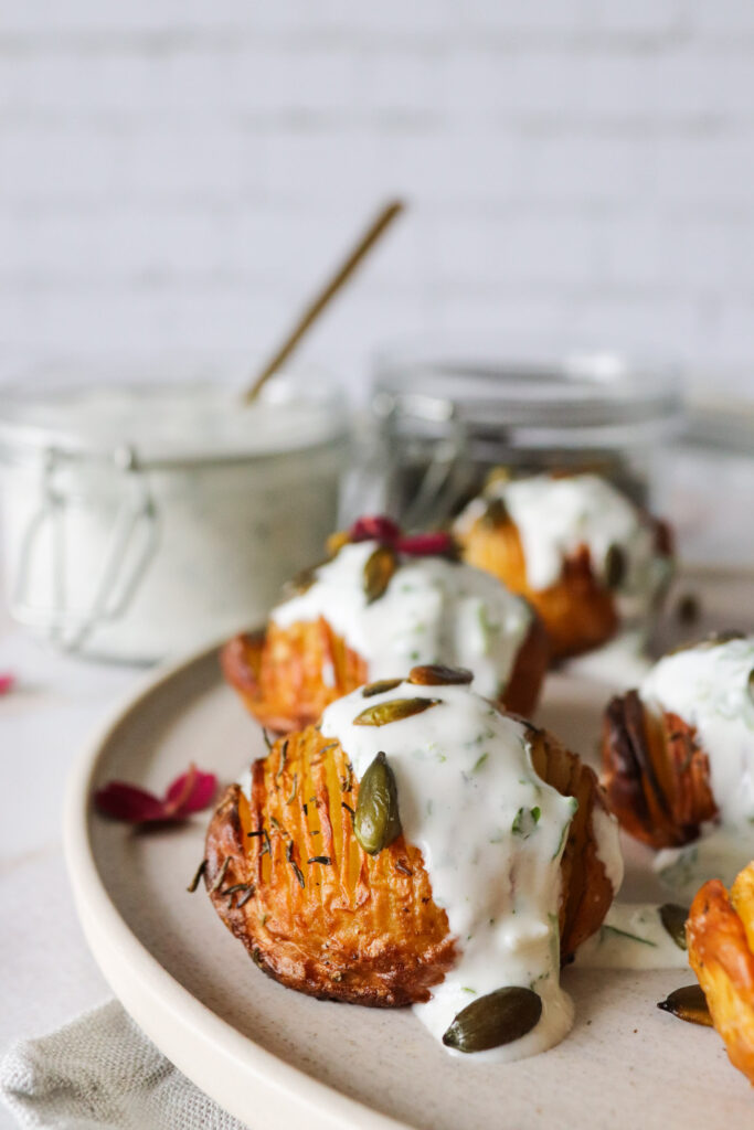 Hasselback Kartofler Med Yoghurtdressing Og Græskarkerner