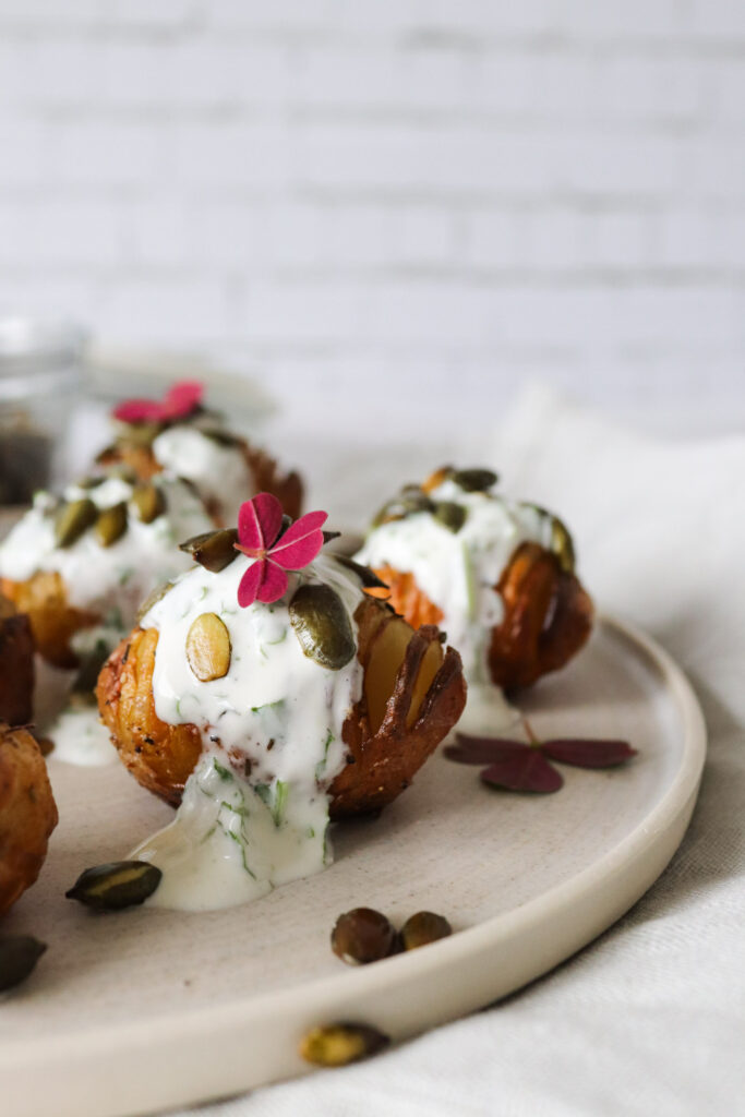 Hasselback Kartofler Med Yoghurtdressing Og Græskarkerner