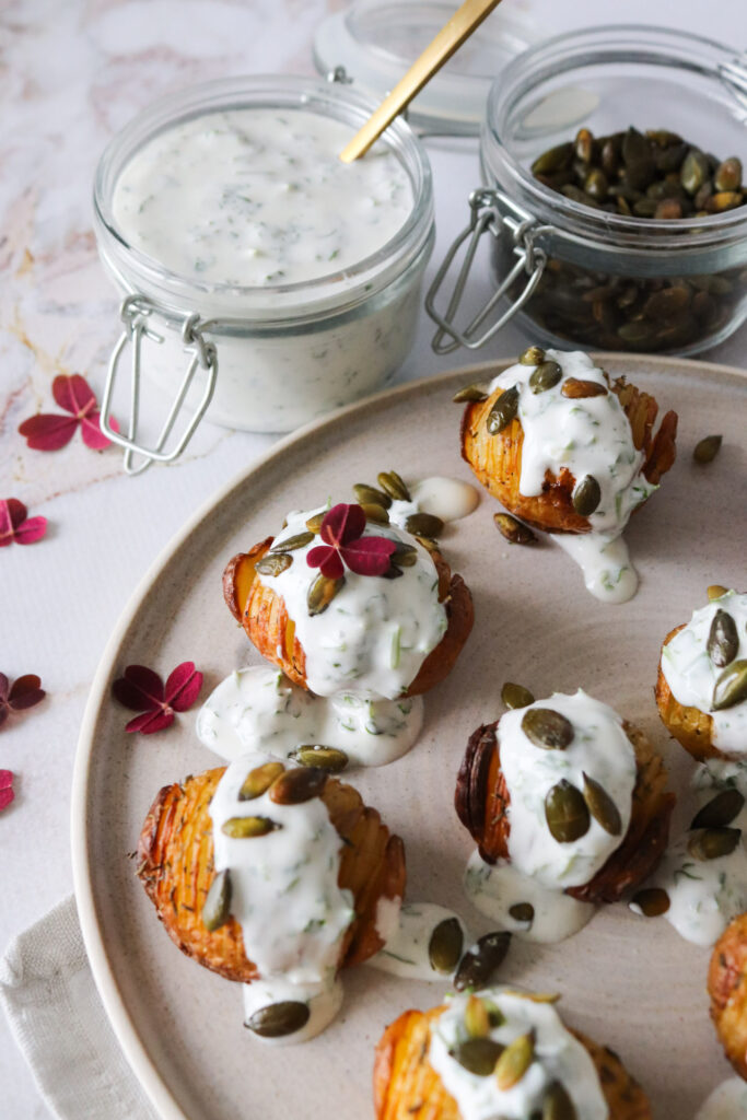 Hasselback Kartofler Med Yoghurtdressing Og Græskarkerner