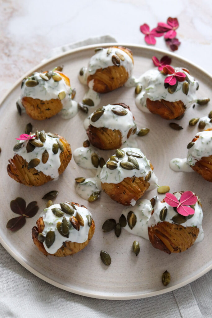 Hasselback Kartofler Med Yoghurtdressing Og Græskarkerner