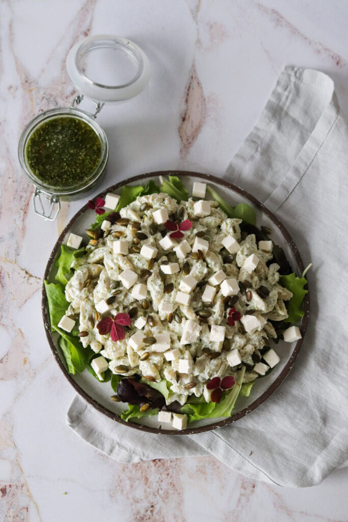 Pastasalat Med Hjemmelavet Pesto, Græskarkerner Og Feta