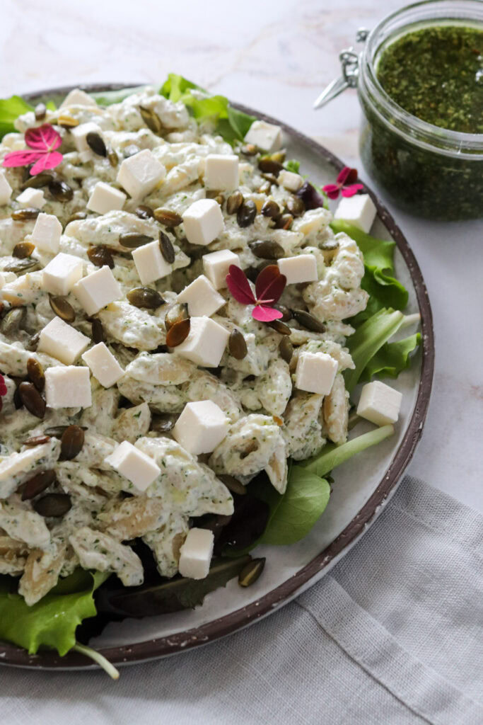 Pastasalat Med Hjemmelavet Pesto, Græskarkerner Og Feta