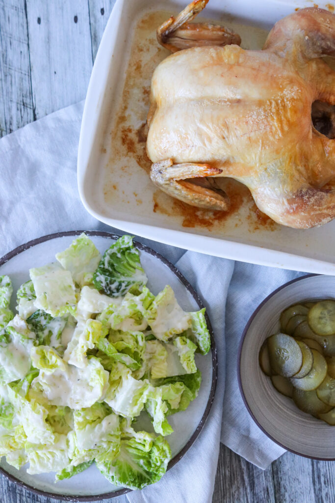 Romainesalat Med Parmesansauce - Serveret Med Helstegt Kylling
