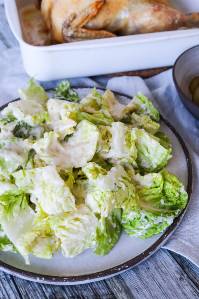 Romainesalat Med Parmesansauce - Serveret Med Helstegt Kylling