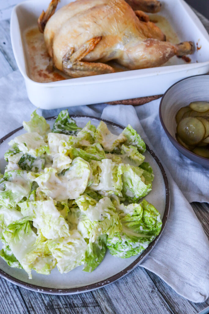 Romainesalat Med Parmesansauce - Serveret Med Helstegt Kylling