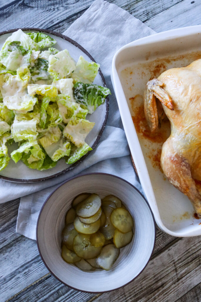 Romainesalat Med Parmesansauce - Serveret Med Helstegt Kylling