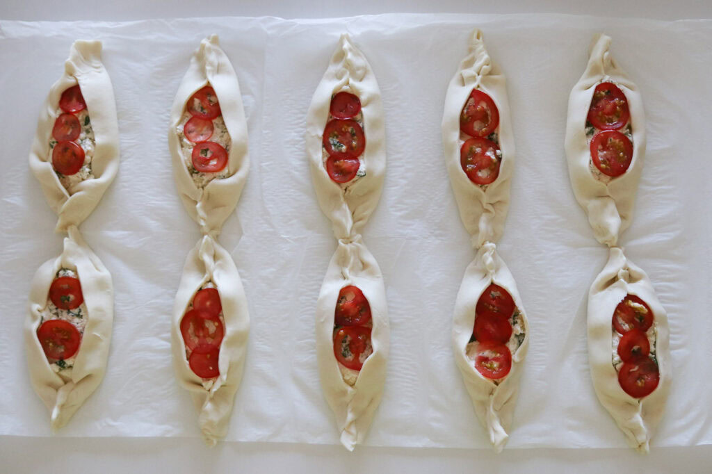 Butterdejshapsere Med Feta Og Tomat