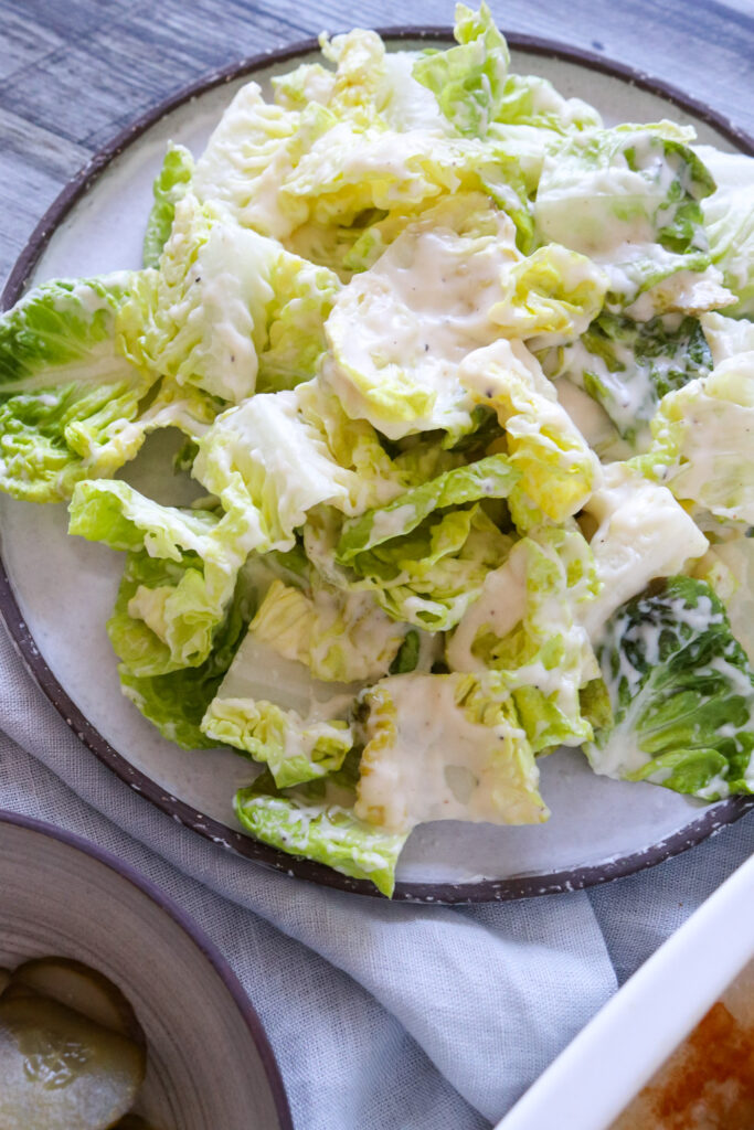 Romainesalat Med Parmesansauce - Serveret Med Helstegt Kylling