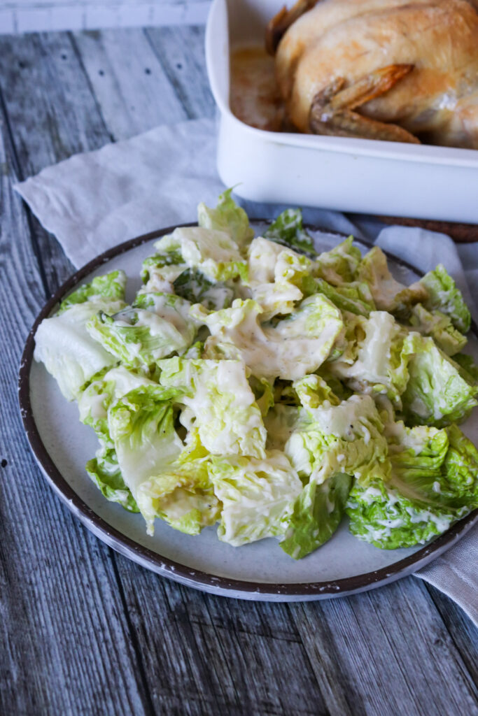Romainesalat Med Parmesansauce - Serveret Med Helstegt Kylling