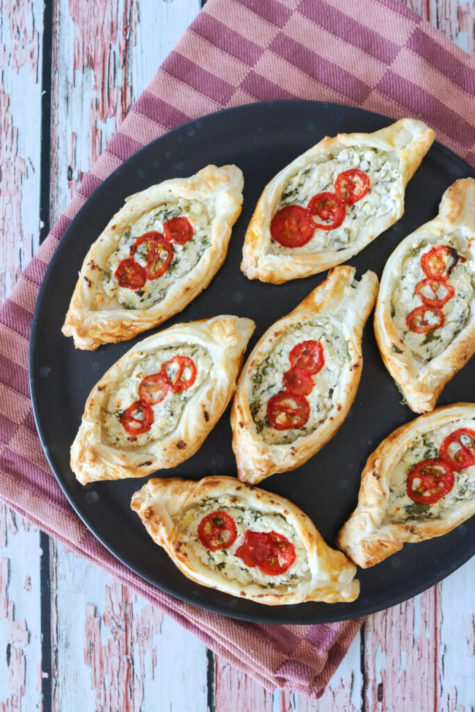 Butterdejshapsere Med Feta Og Tomat