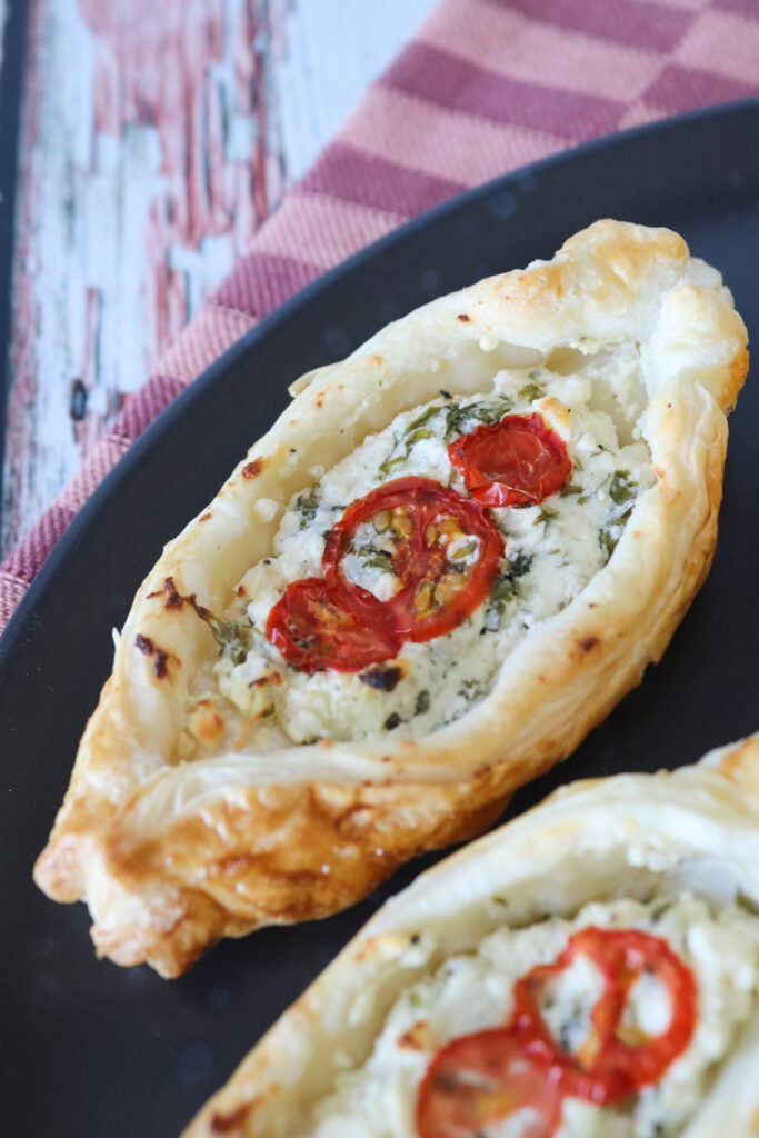 Butterdejshapsere Med Feta Og Tomat