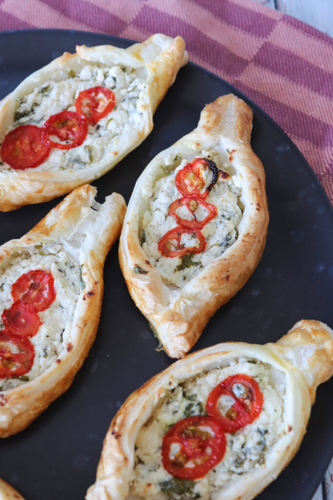 Butterdejshapsere Med Feta Og Tomat