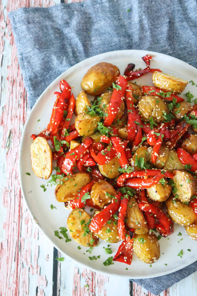 Bagte Kartofler Med Peberfrugt Og Sesam