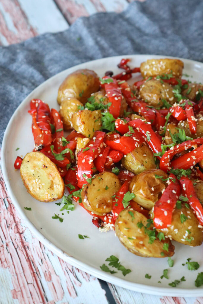 Bagte Kartofler Med Peberfrugt Og Sesam