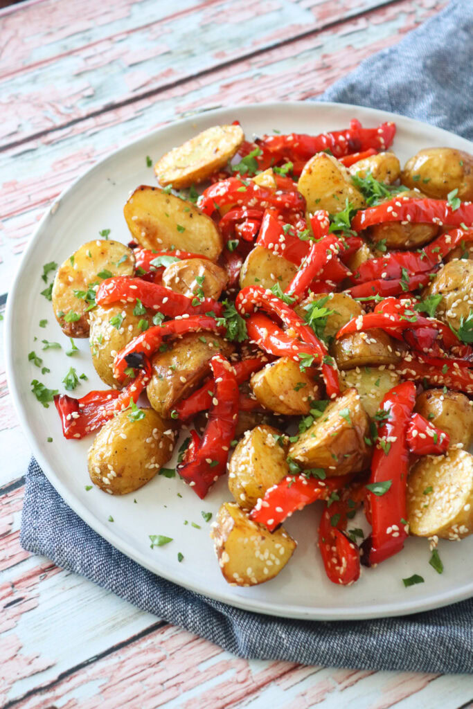 Bagte Kartofler Med Peberfrugt Og Sesam