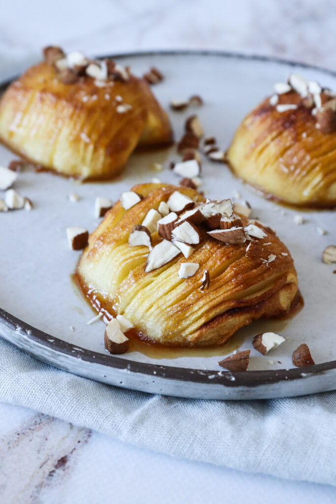 Hasselback Æbler Med Vaniljeis - Bagte Æbler Med Farin Og Smør