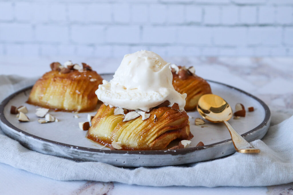 Hasselback Æbler Med Vaniljeis - Bagte Æbler Med Farin Og Smør