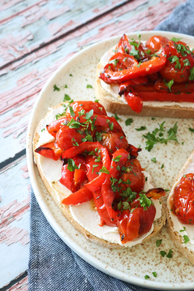 Brød Med Bagte Peberfrugter, cherrytomater og flødeost