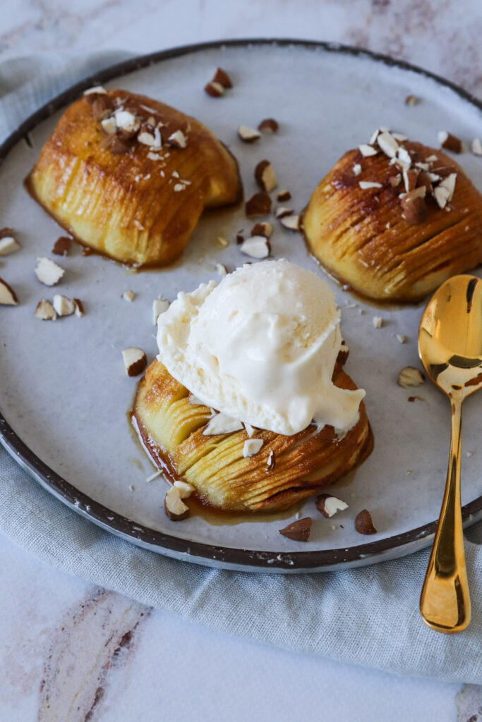 Hasselback Æbler Med Vaniljeis - Bagte Æbler Med Farin Og Smør