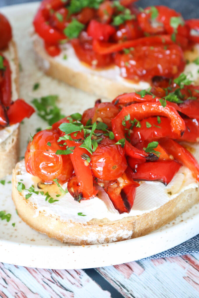 Brød Med Bagte Peberfrugter, cherrytomater og flødeost
