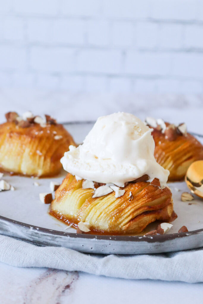 Hasselback Æbler Med Vaniljeis - Bagte Æbler Med Farin Og Smør
