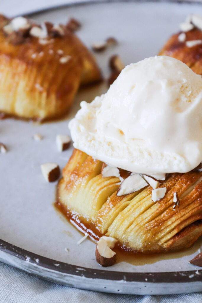 Hasselback Æbler Med Vaniljeis - Bagte Æbler Med Farin Og Smør