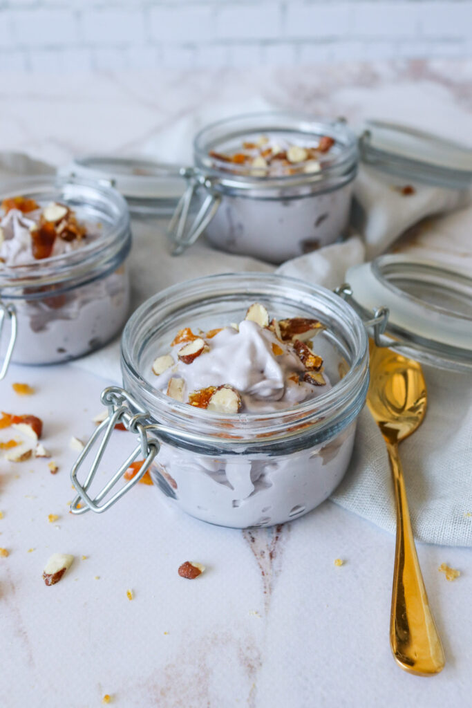 Sommerdrøm Isdessert Med Mandelkrokant - Softice Med Smag Af Blåbær