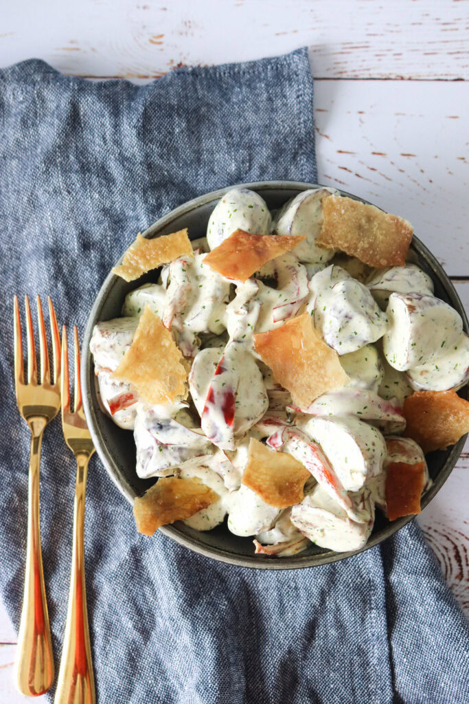 Kartoffelsalat Med Purløgsdressing, Peberfrugter Og Sprødt Kyllingeskind