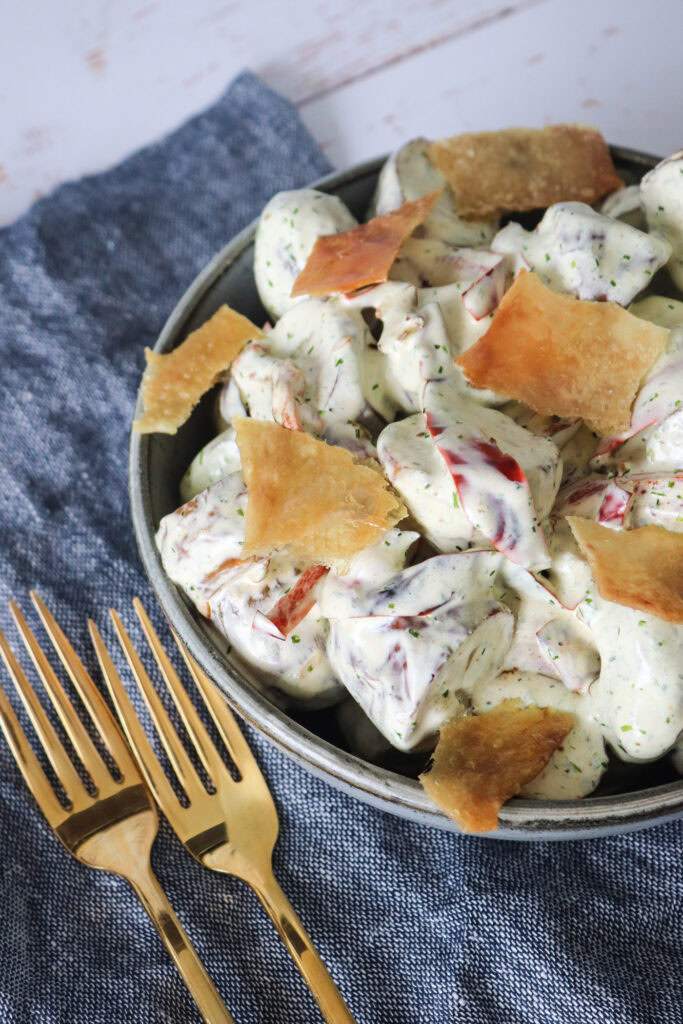 Kartoffelsalat Med Purløgsdressing, Peberfrugter Og Sprødt Kyllingeskind