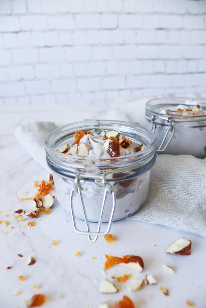 Sommerdrøm Isdessert Med Mandelkrokant - Softice Med Smag Af Blåbær